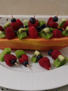 Una foto de Góndola de papaya con frutas del bosque