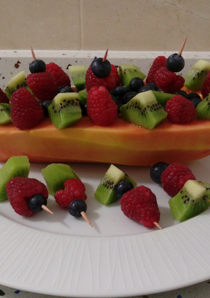 Una foto de Góndola de papaya con frutas del bosque