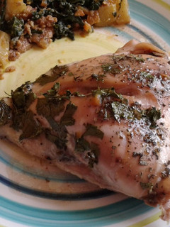 Una foto de Pollo asado a la albahaca y cilantro