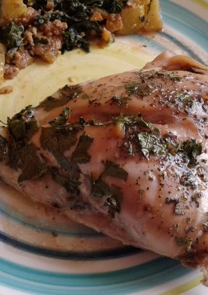 Una foto de Pollo asado a la albahaca y cilantro