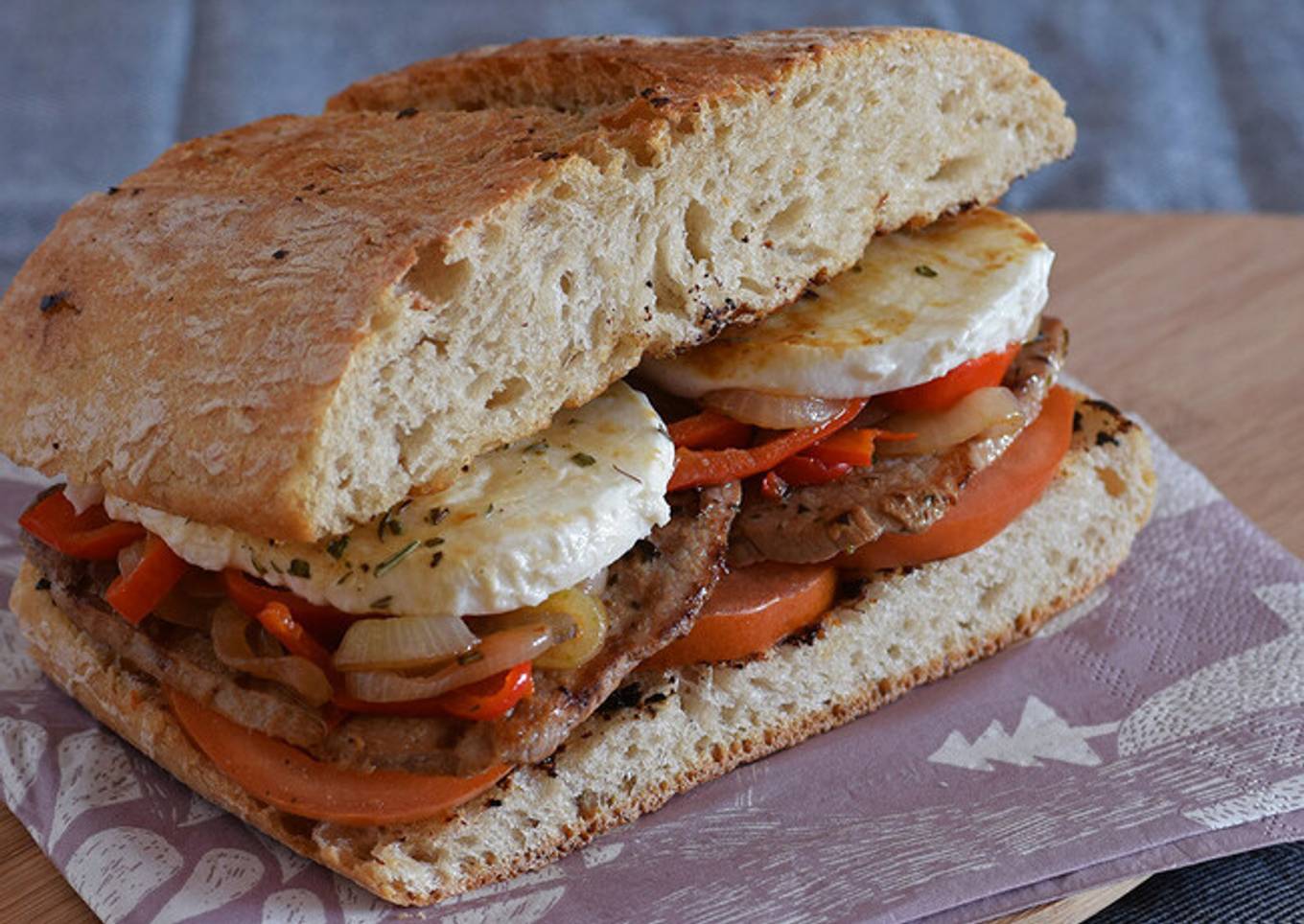 Bocadillo ternera con salteado de pimiento, cebolla y mozzarella