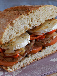 Una foto de Bocadillo ternera con salteado de pimiento, cebolla y mozzarella