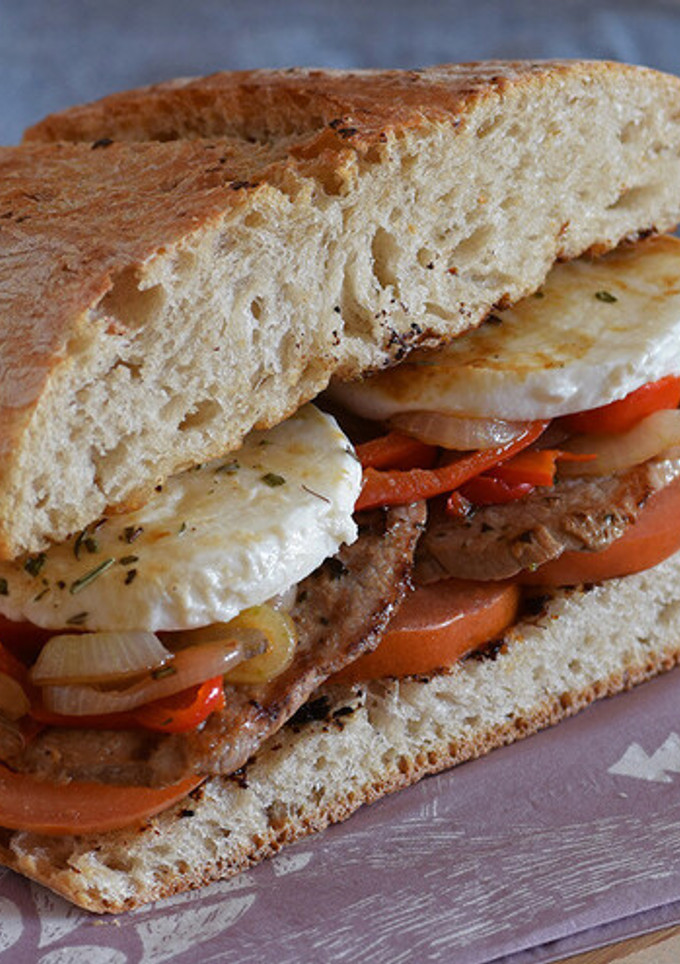 Una foto de Bocadillo ternera con salteado de pimiento, cebolla y mozzarella