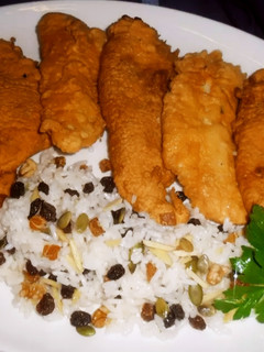 Una foto de Marineras de merluza y ensalada de arroz con frutos secos y espe