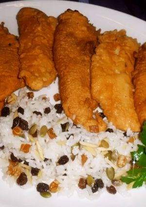 Una foto de Marineras de merluza y ensalada de arroz con frutos secos y espe