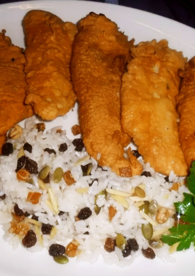 Una foto de Marineras de merluza y ensalada de arroz con frutos secos y espe