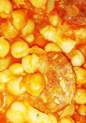 Kolbászos, szalonnás csicseriborsó recept fotója