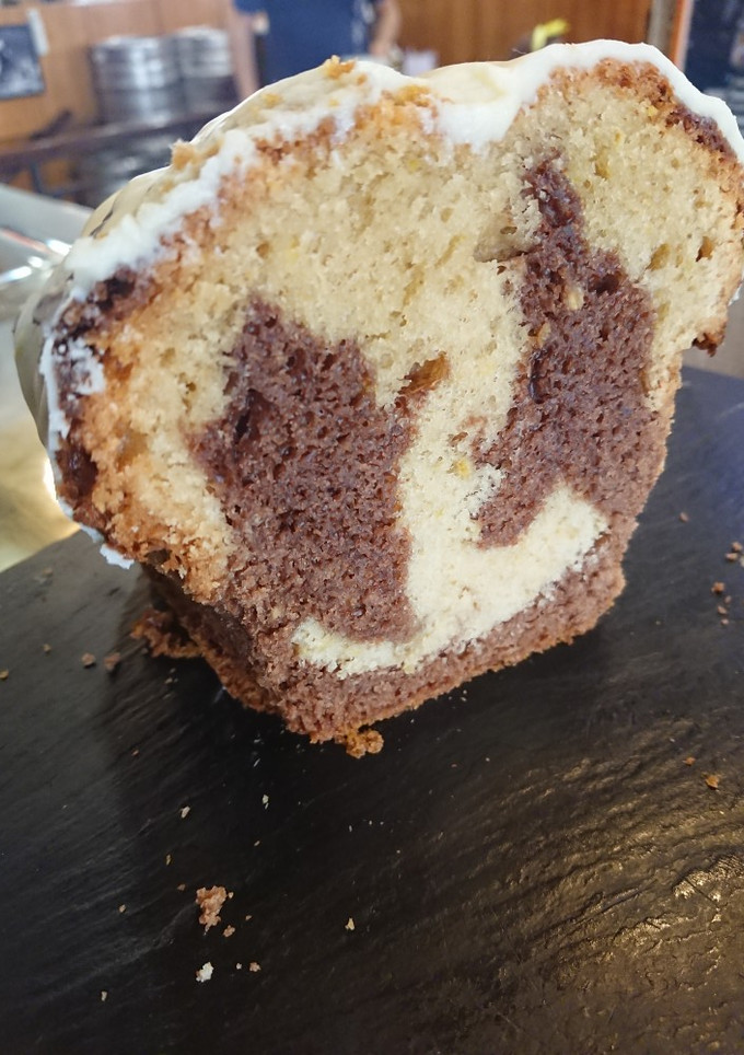 Una foto de Bizcocho de limón marmoleados con fondant de choco blanco