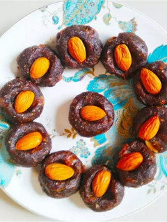 ખજૂર અંજીર બોલ્સ (Khajoor Anjeer Balls Recipe In Gujarati) રેસીપી મુખ્ય ફોટો