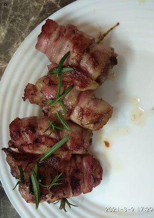 Baconbe tekert csirkemáj rozmaring nyárson recept fotója