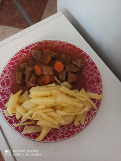 Una foto de Carne en salsa con patatas fritas