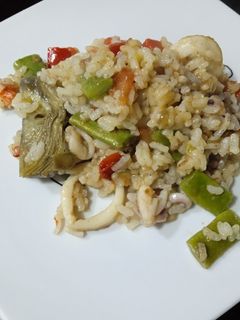 Una foto de Arroz de calamares y alcachofas 🦑