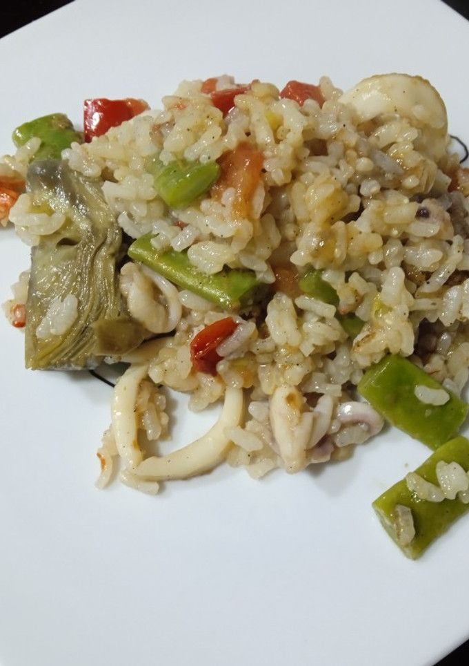 Una foto de Arroz de calamares y alcachofas 🦑