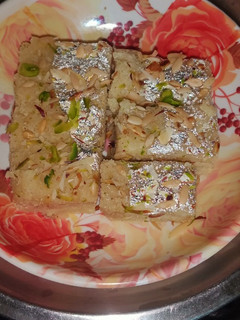 तिल की बर्फी (til ki barfi recipe in Hindi) रेसिपी मुख्य फोटो