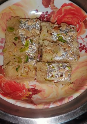 तिल की बर्फी (til ki barfi recipe in Hindi) रेसिपी मुख्य फोटो