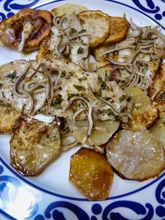 Una foto de Lirios con patatas al horno