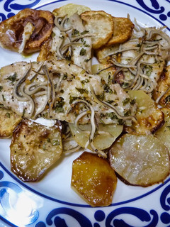 Una foto de Lirios con patatas al horno