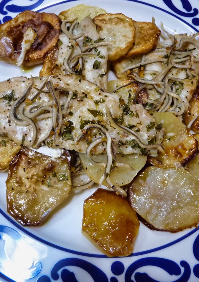 Una foto de Lirios con patatas al horno