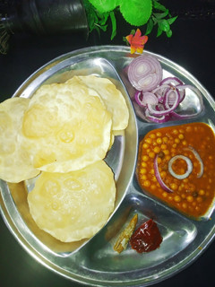 छोले भटूरे (chole bhature recipe in hindi) रेसिपी मुख्य फोटो