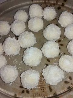 Una foto de Trufas de chocolate blanco y coco