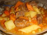 Una foto de guiso de fideos con carne