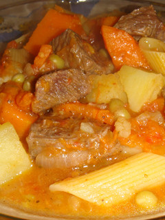Una foto de Guiso de carne y fideos