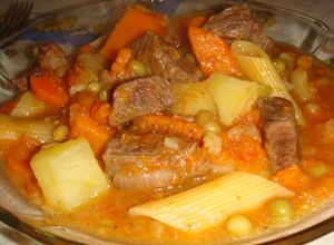 Una foto de Guiso de carne y fideos 
