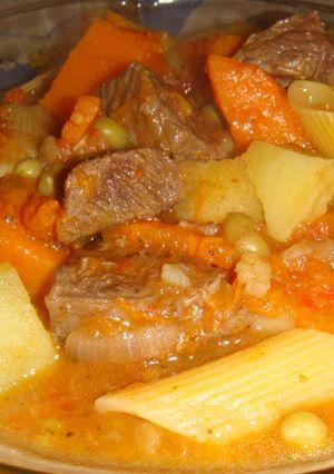 Una foto de Guiso de carne y fideos 