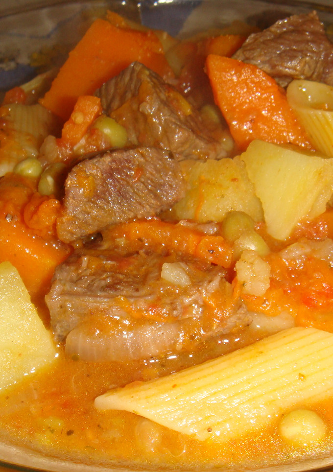Una foto de Guiso de carne y fideos 