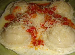 Una foto de Sorrentinos de ricota, mozzarella y jamón