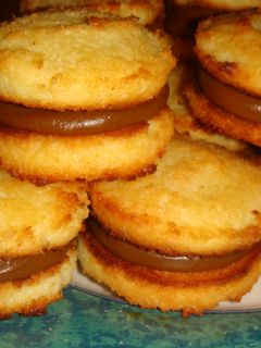Una foto de Alfajores de coco y dulce de leche