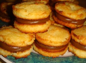 Una foto de Alfajores de coco y dulce de leche