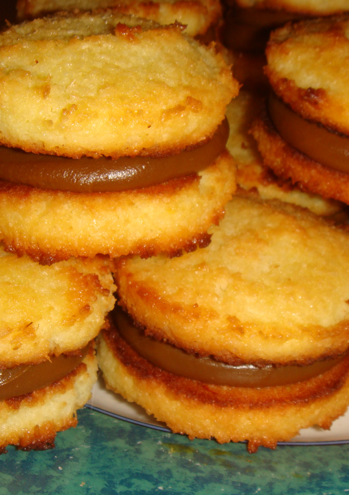Una foto de Alfajores de coco y dulce de leche