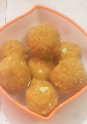 बेसन लड्डू (Besan ladoo recipe in Hindi) रेसिपी मुख्य फोटो