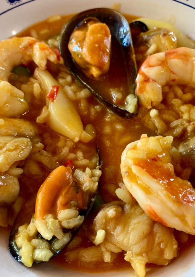 Una foto de Arroz caldoso con marisco