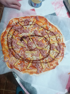 Una foto de Pizza de patatas, carne y barbacoa
