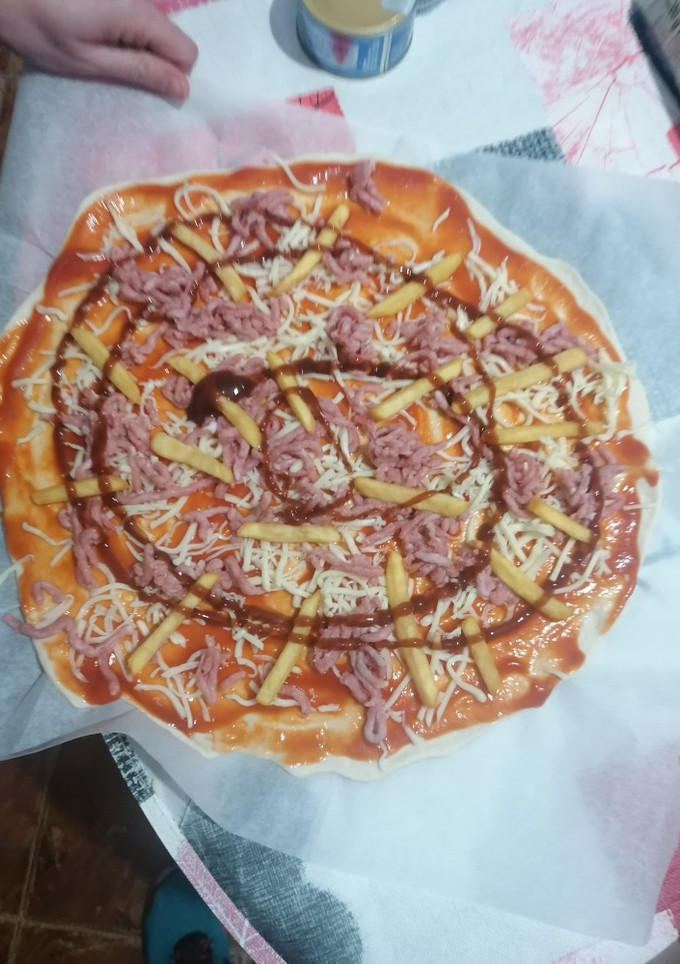 Una foto de Pizza de patatas, carne y barbacoa
