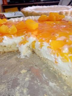 Una foto de Tarta de Durazno con Crema de leche y Gelatina