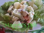 Una foto de ensalada de pollo y frutas