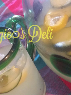 Una foto de Limonada con jengibre, pepino y menta