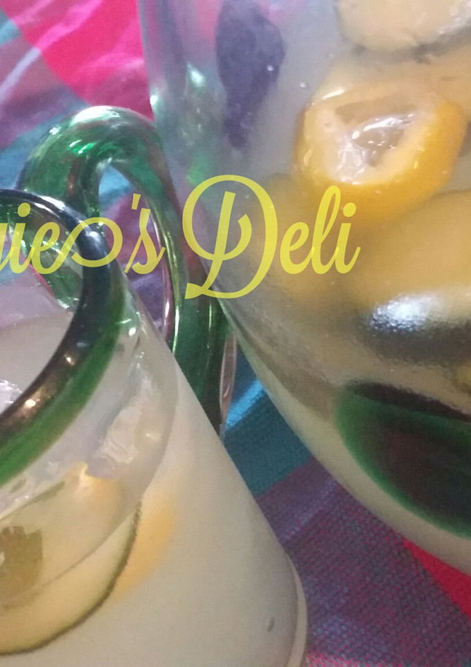 Una foto de Limonada con jengibre, pepino y menta