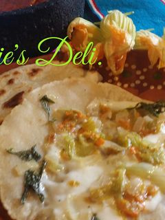 Una foto de Quesadillas de flor de calabaza