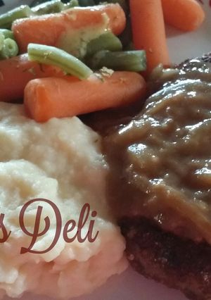 Una foto de Carne de hamburguesa con gravy de Cebolla