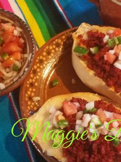 Una foto de Molletes con chorizo