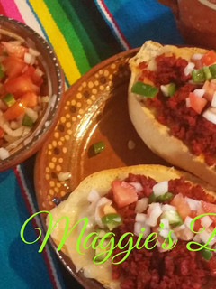 Una foto de Molletes con chorizo