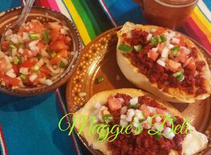 Una foto de Molletes con chorizo