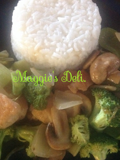 Una foto de Pollo con brocoli estilo oriental