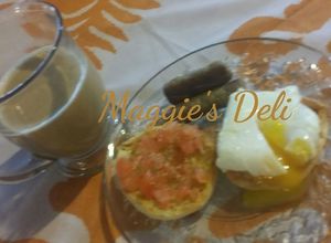 Una foto de Huevos escalfados sobre tomate 