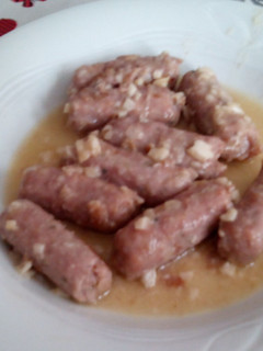 Una foto de salchicha de pollo al ajillo