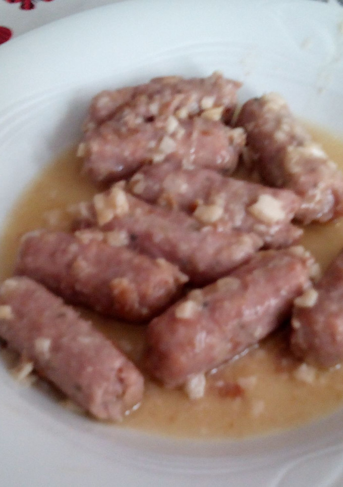 Una foto de salchicha de pollo al ajillo